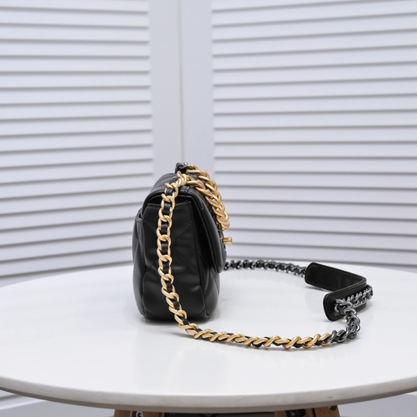 シャネルバッグ背面デザイン